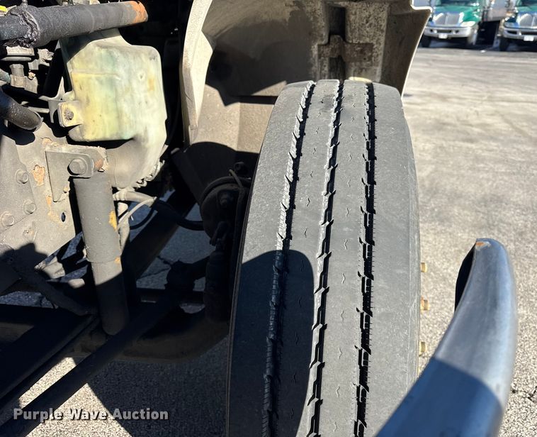 image for item EF2312 2005 International 4300 box truck