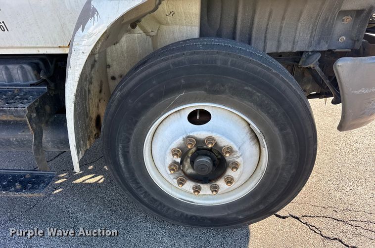 image for item EF2312 2005 International 4300 box truck