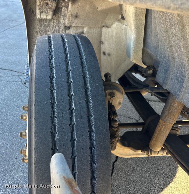 image for item EF2312 2005 International 4300 box truck