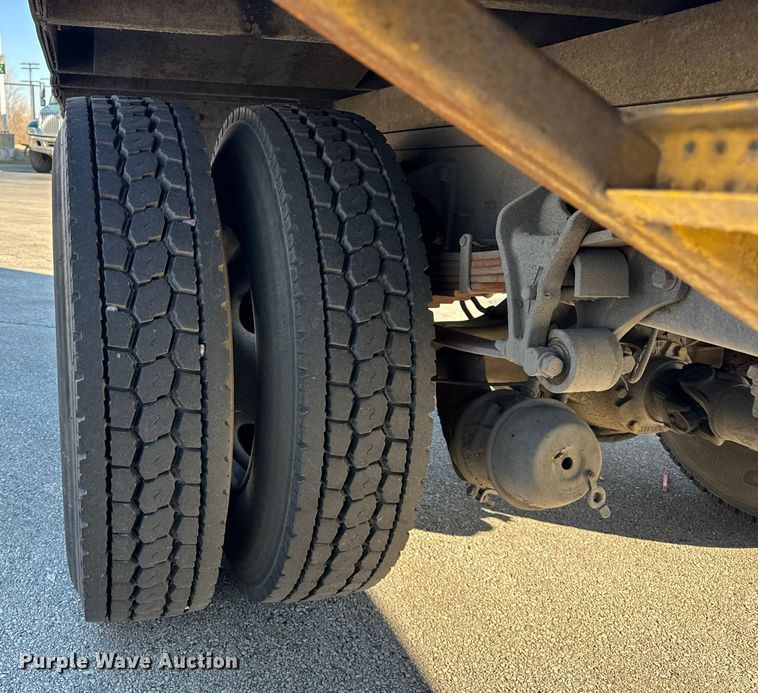 image for item EF2312 2005 International 4300 box truck