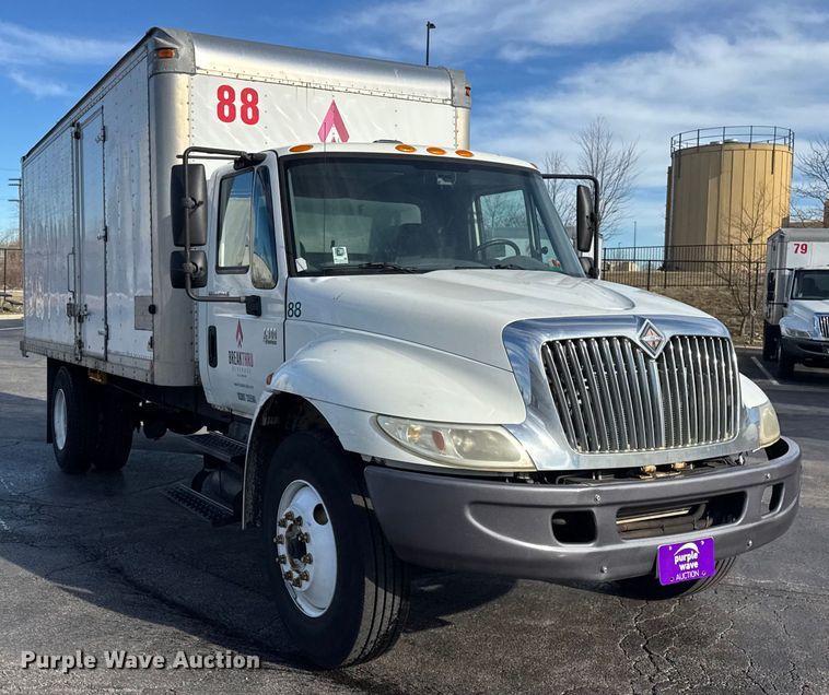 image for item EF2319 2005 International 4300 box truck