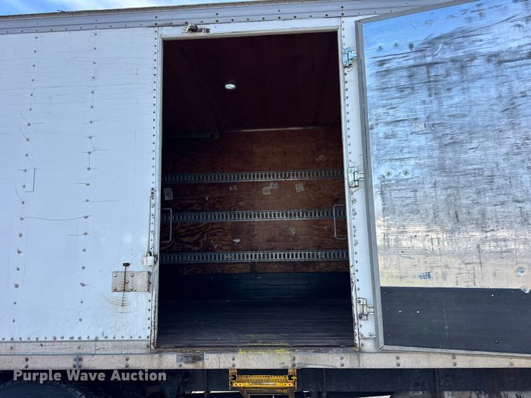 image for item EF2319 2005 International 4300 box truck