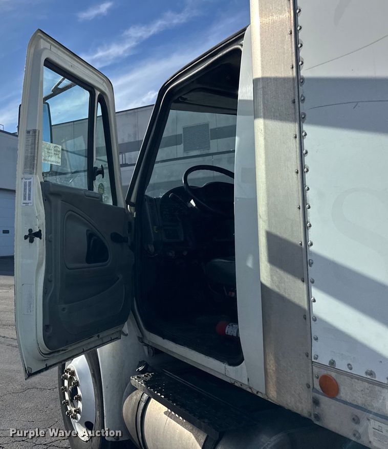 image for item EF2319 2005 International 4300 box truck