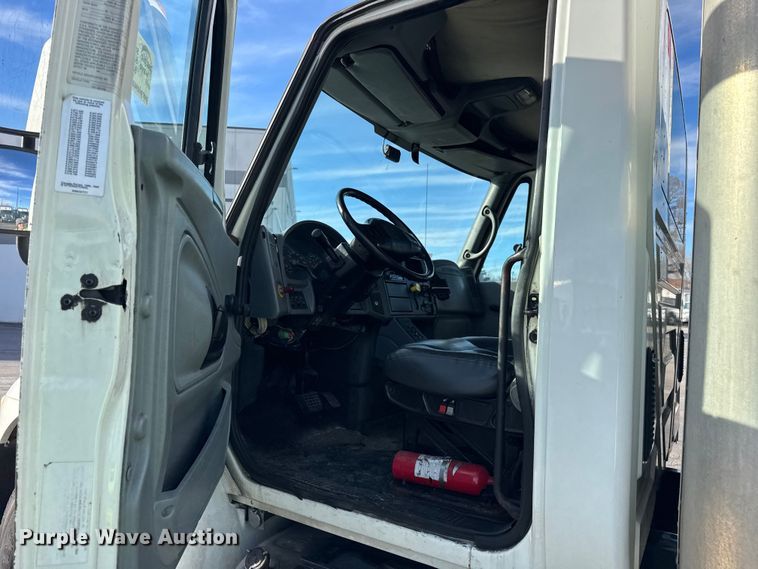 image for item EF2319 2005 International 4300 box truck