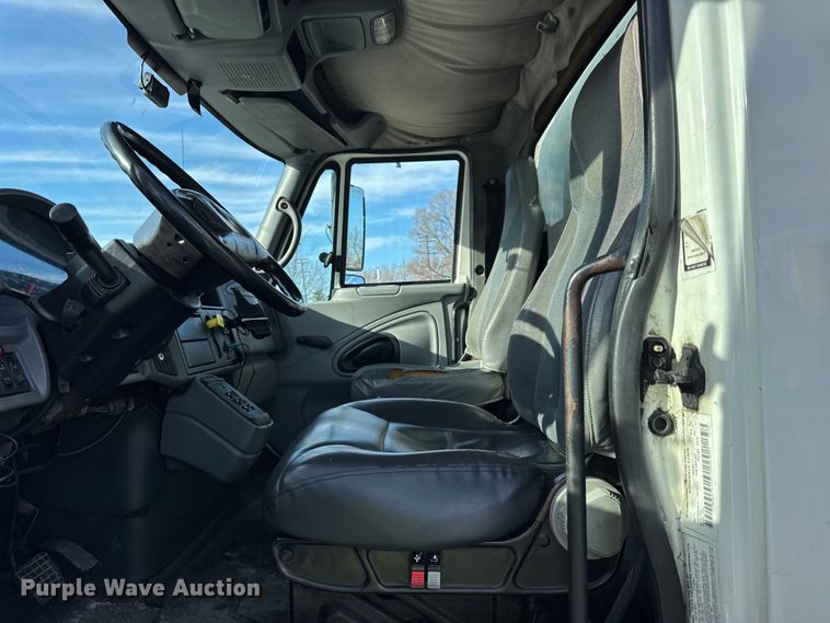 image for item EF2319 2005 International 4300 box truck