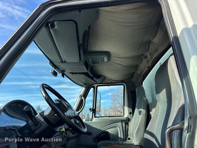 image for item EF2319 2005 International 4300 box truck