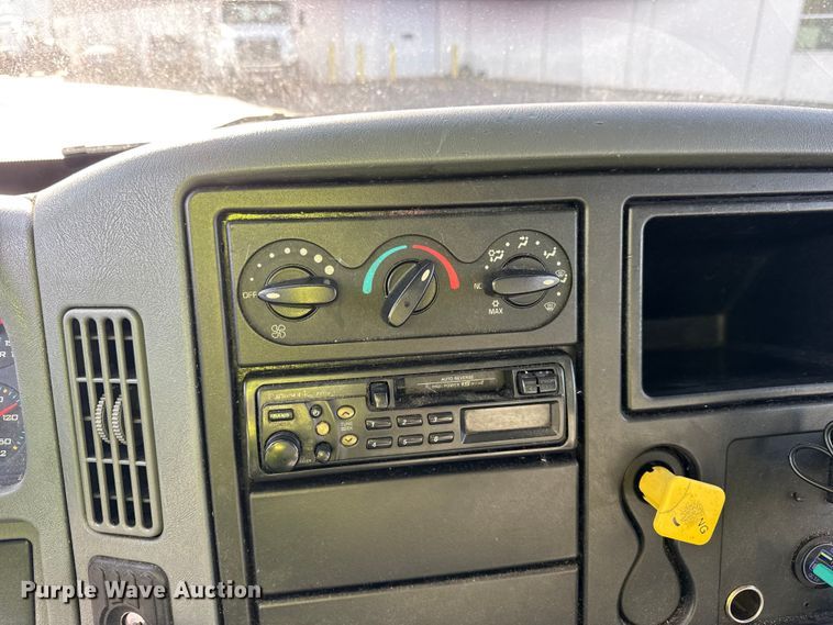 image for item EF2319 2005 International 4300 box truck