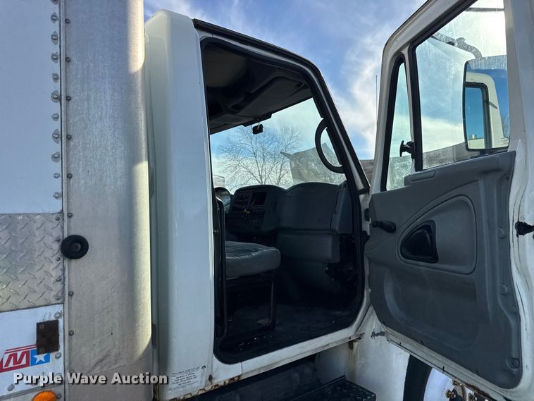 image for item EF2319 2005 International 4300 box truck