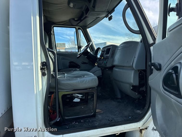 image for item EF2319 2005 International 4300 box truck