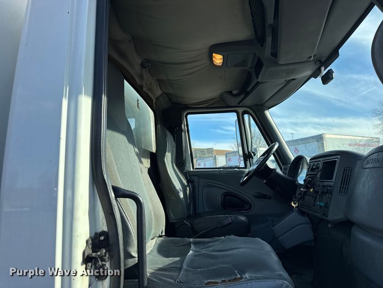 image for item EF2319 2005 International 4300 box truck