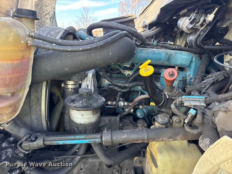 image for item EF2319 2005 International 4300 box truck