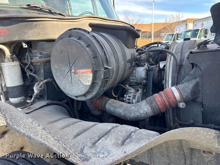 image for item EF2319 2005 International 4300 box truck