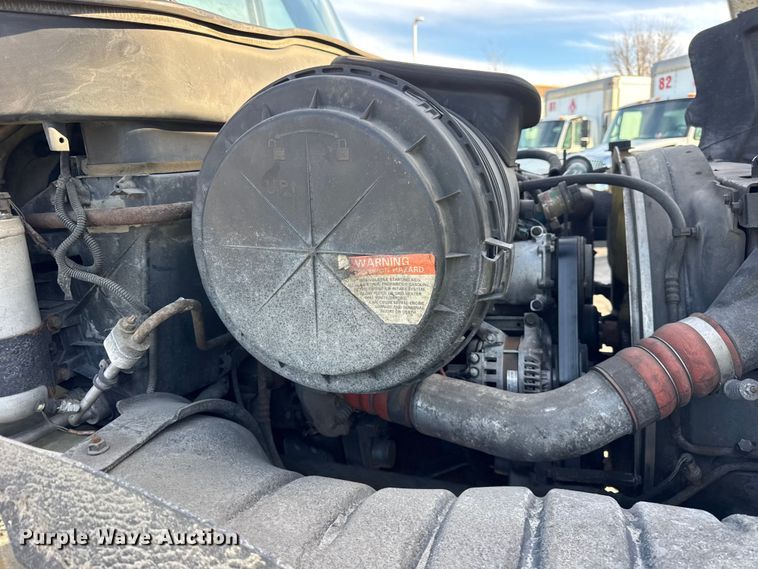 image for item EF2319 2005 International 4300 box truck