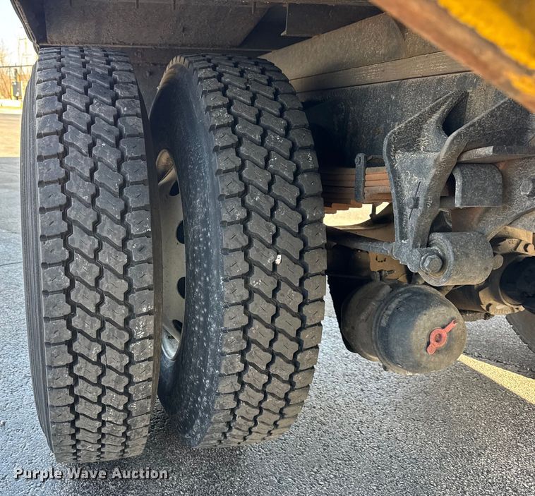 image for item EF2319 2005 International 4300 box truck