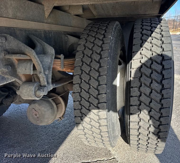 image for item EF2319 2005 International 4300 box truck