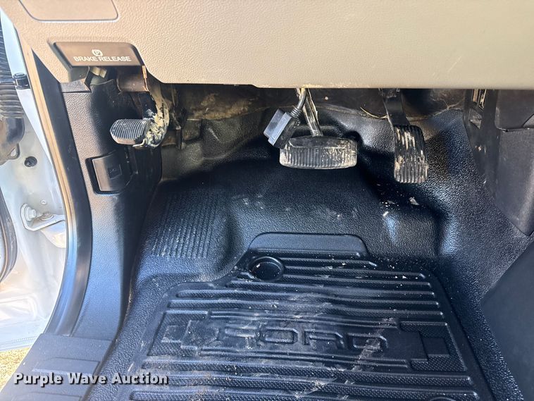 image for item EG2043 2018 Ford F450 Super Duty XL Ext. Cab flatbed pickup truck