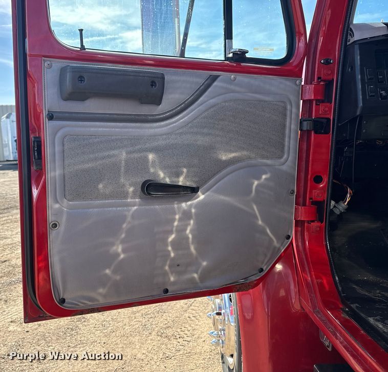 image for item EG2054 1996 International 4700 tow truck