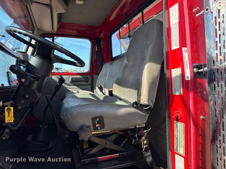 image for item EG2054 1996 International 4700 tow truck