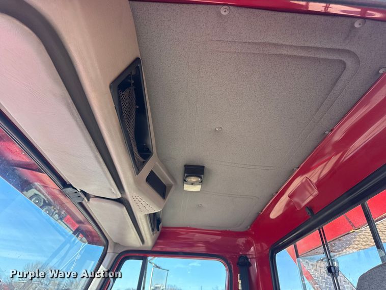 image for item EG2054 1996 International 4700 tow truck