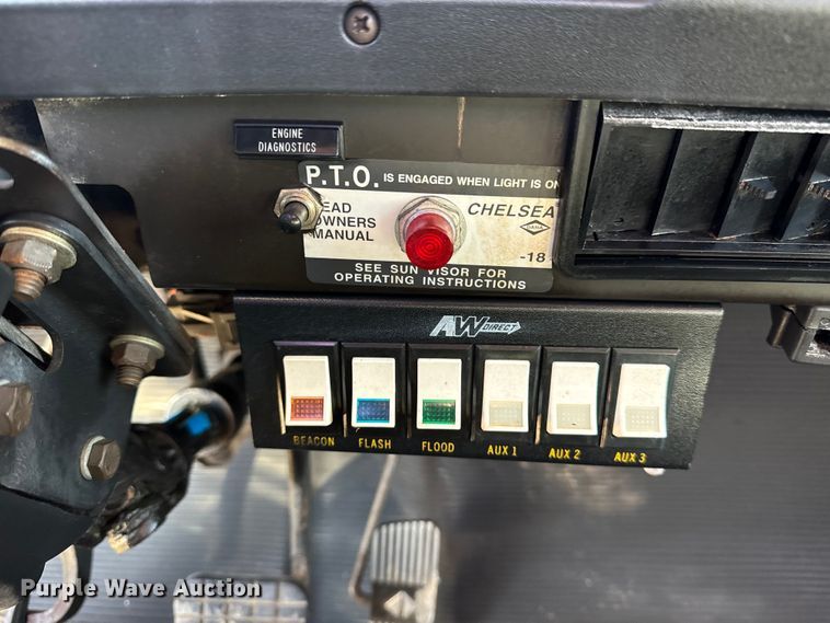 image for item EG2054 1996 International 4700 tow truck