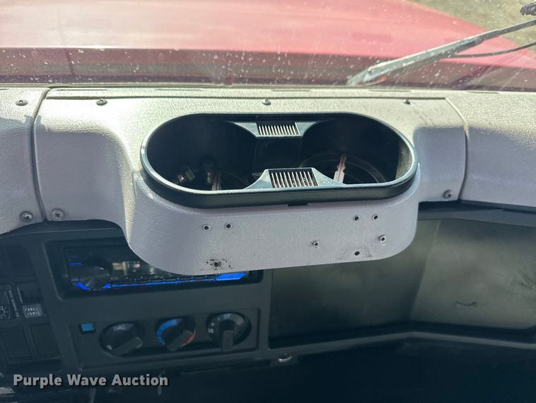 image for item EG2054 1996 International 4700 tow truck