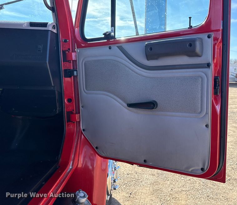 image for item EG2054 1996 International 4700 tow truck