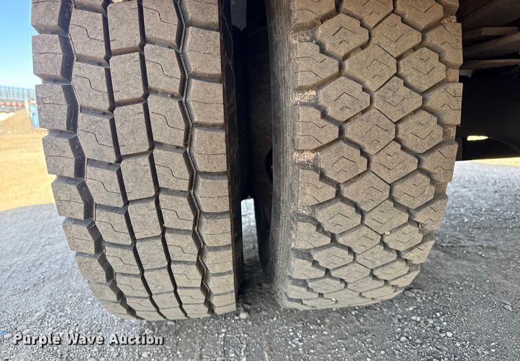 image for item EG2054 1996 International 4700 tow truck