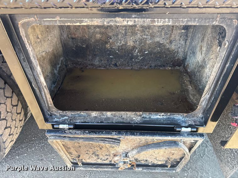 image for item EG2064 2016 Ford F550 Super Duty flatbed truck