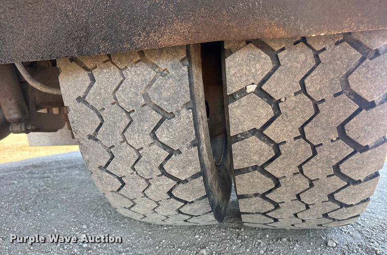 image for item EG2064 2016 Ford F550 Super Duty flatbed truck