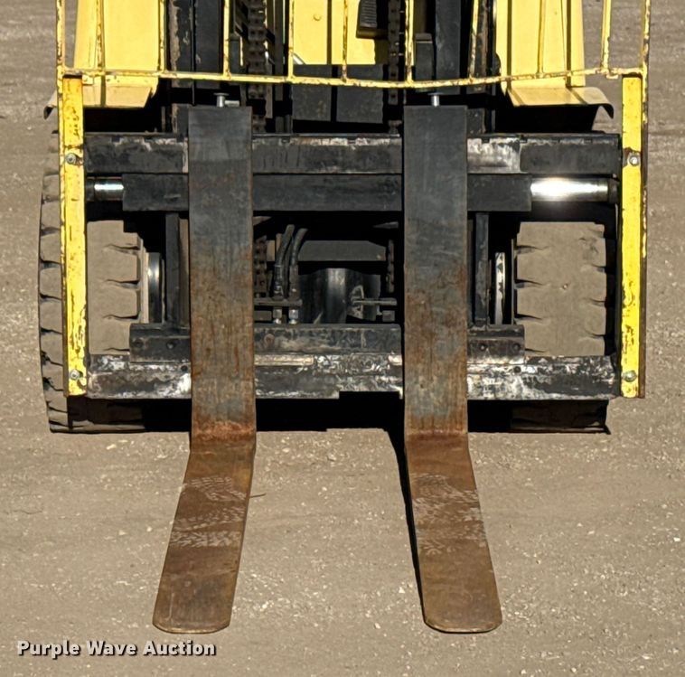 image for item EG2071 2004 Hyster H100XM forklift