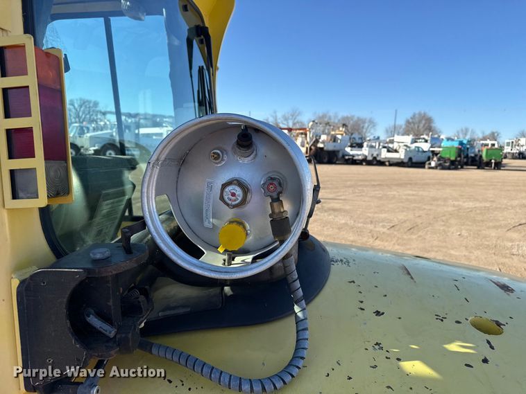 image for item EG2071 2004 Hyster H100XM forklift