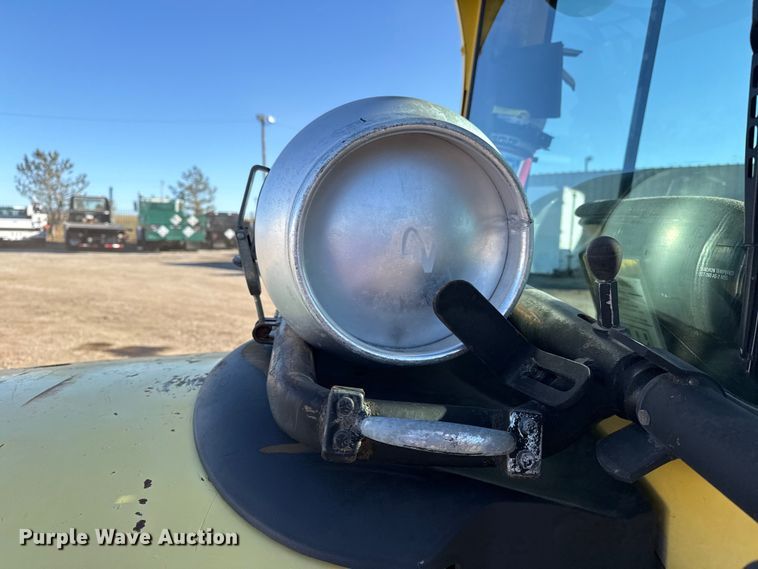 image for item EG2071 2004 Hyster H100XM forklift