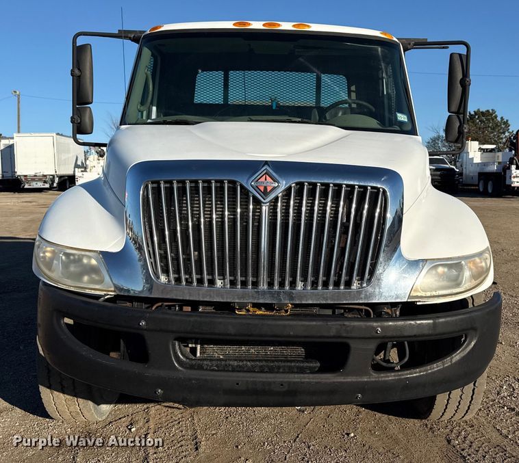 image for item EG2073 2010 International 4300 flatbed truck