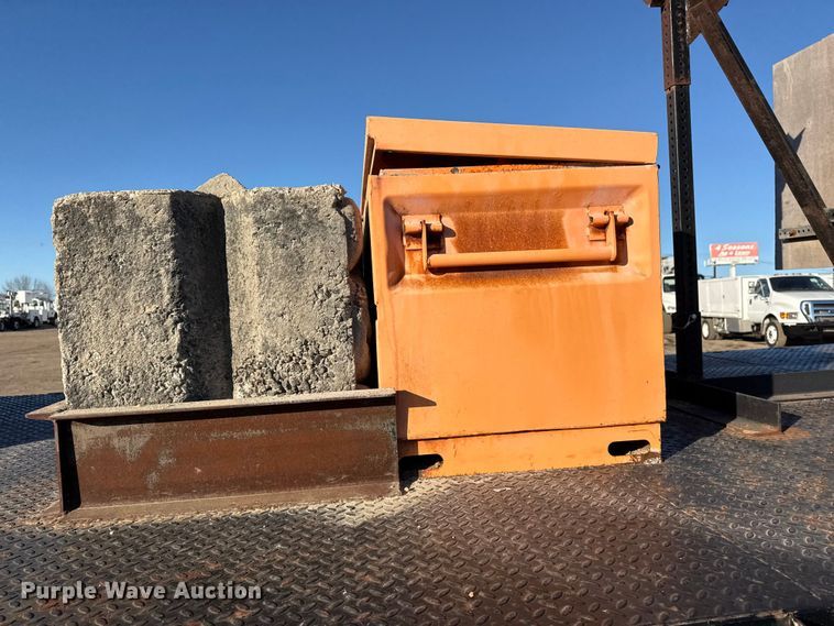 image for item EG2073 2010 International 4300 flatbed truck