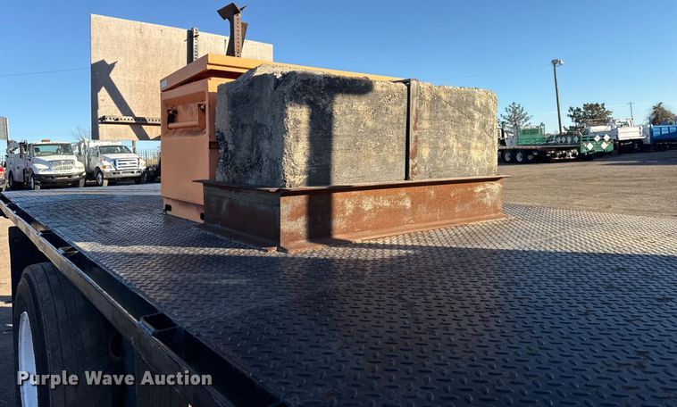 image for item EG2073 2010 International 4300 flatbed truck