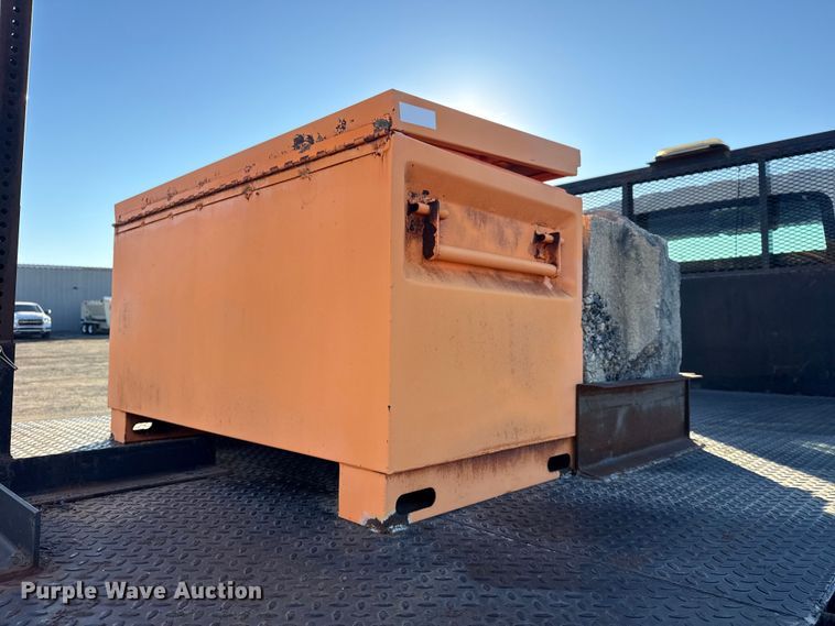 image for item EG2073 2010 International 4300 flatbed truck