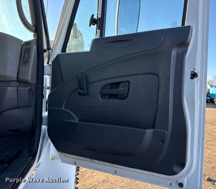 image for item EG2073 2010 International 4300 flatbed truck