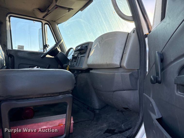 image for item EG2073 2010 International 4300 flatbed truck