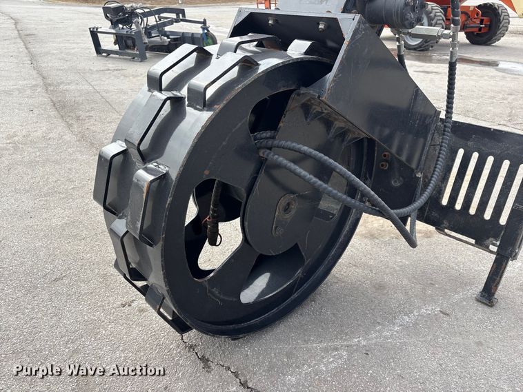 image for item EI5711 2025 Giyi GY-SCW12 skid steer steering compactor wheel