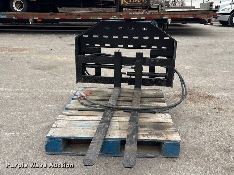 image for item EI5730 2025 Giyi SF60 skid steer forks