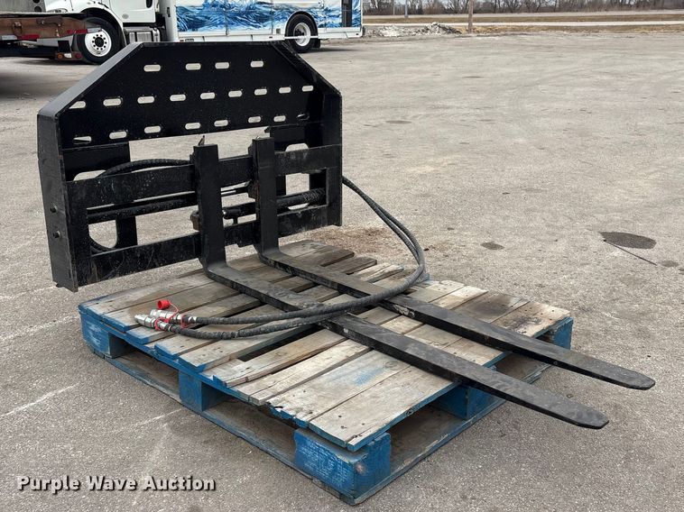 image for item EI5730 2025 Giyi SF60 skid steer forks