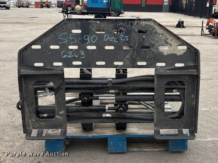 image for item EI5730 2025 Giyi SF60 skid steer forks