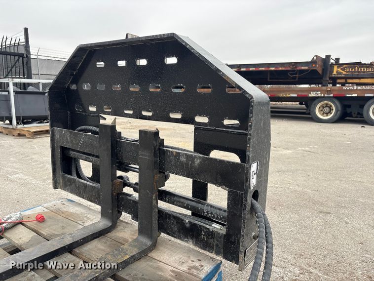 image for item EI5730 2025 Giyi SF60 skid steer forks