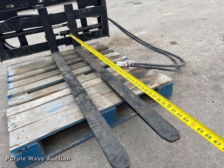 image for item EI5730 2025 Giyi SF60 skid steer forks