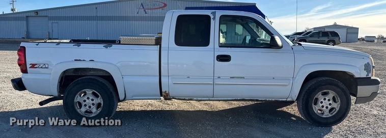 image for item EP2899 2004 Chevrolet Silverado 1500 Ext. Cab pickup truck
