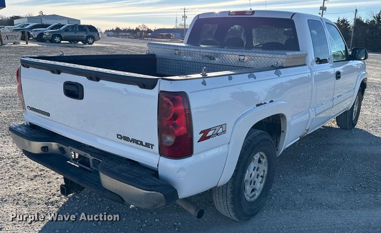 image for item EP2899 2004 Chevrolet Silverado 1500 Ext. Cab pickup truck