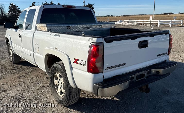 image for item EP2899 2004 Chevrolet Silverado 1500 Ext. Cab pickup truck