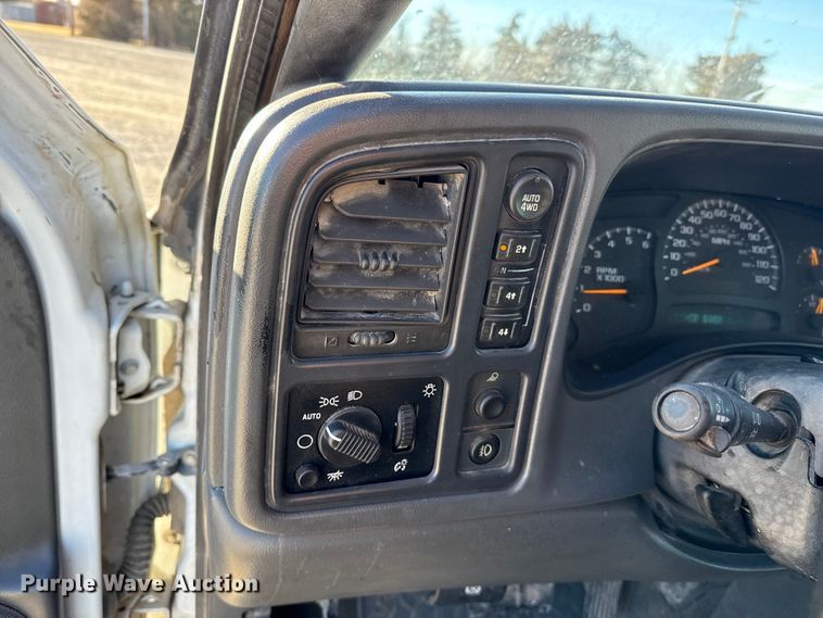 image for item EP2899 2004 Chevrolet Silverado 1500 Ext. Cab pickup truck