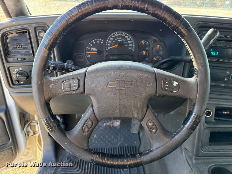 image for item EP2899 2004 Chevrolet Silverado 1500 Ext. Cab pickup truck