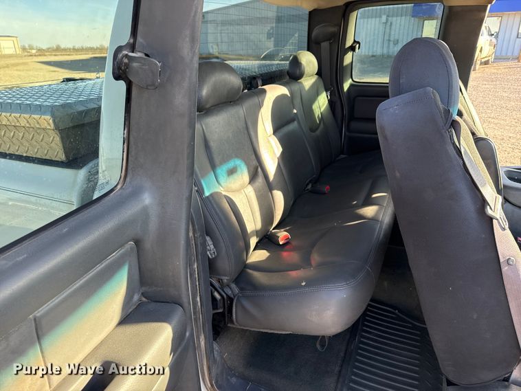 image for item EP2899 2004 Chevrolet Silverado 1500 Ext. Cab pickup truck